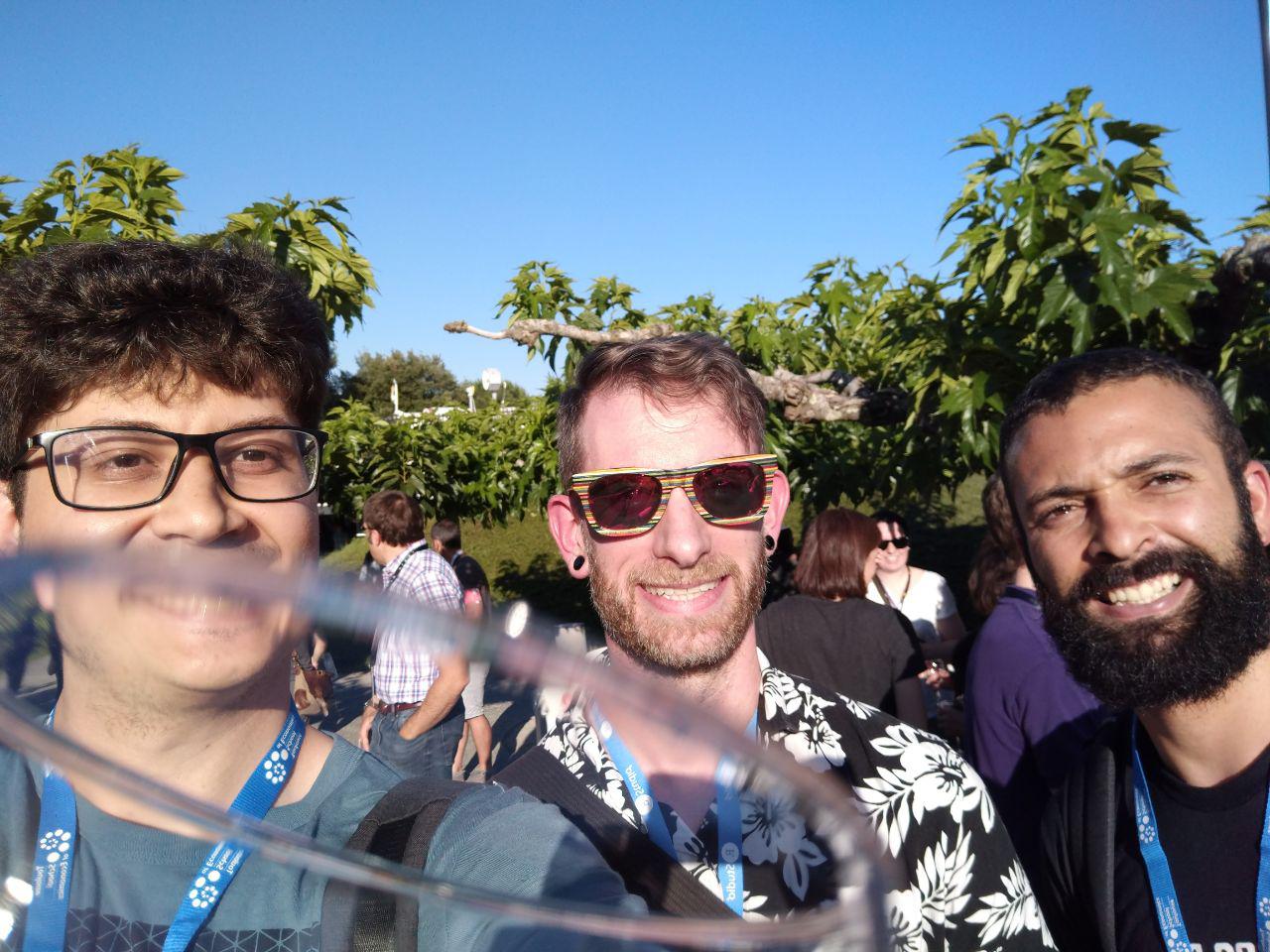 Fiquei tão nervoso na foto com o Hadley que coloquei o copo na frente da câmera.