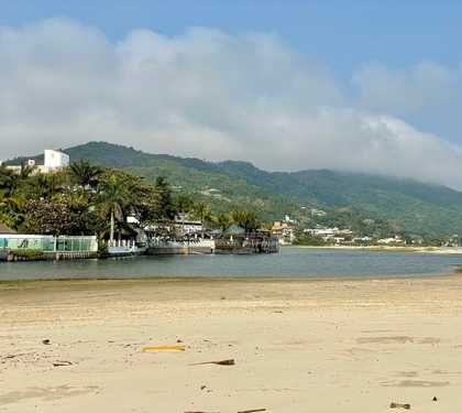 Pequeno lago que faz divisa com a praia