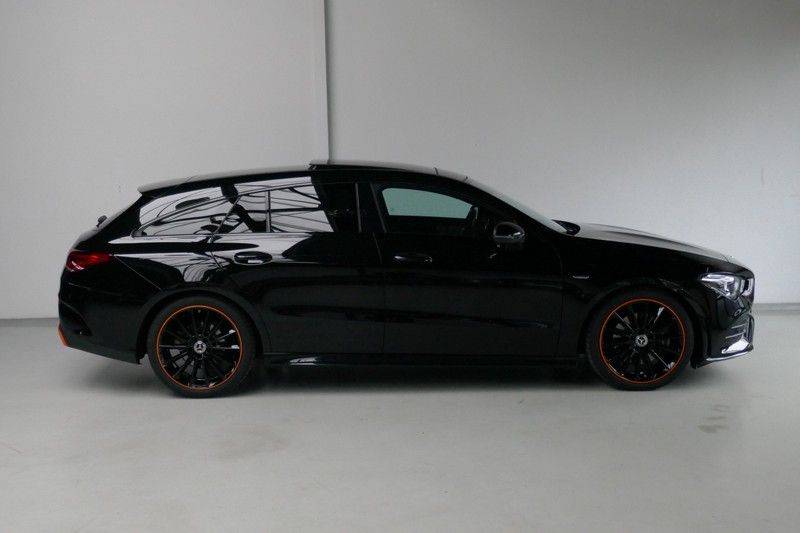 Mercedes-Benz CLA-Klasse Shooting Brake 200 d /// AMG Edition 1 Nightpakket - Sfeer verlichting afbeelding 4