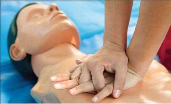 Masajul cardiac - Ce să faci dacă te afli în apropierea unei persoane care a făcut infarct?
