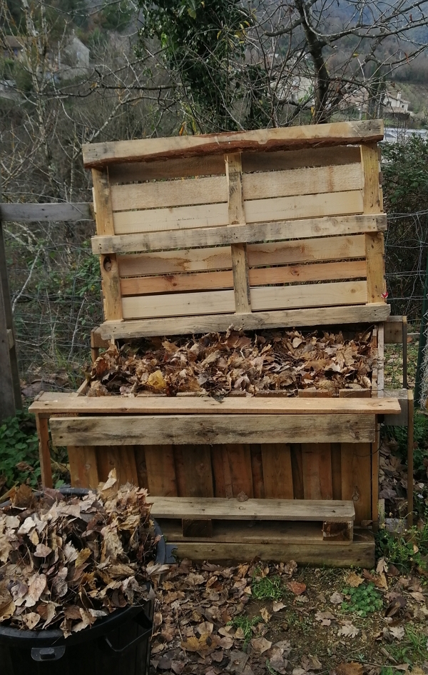 Compost bin with a hardtop