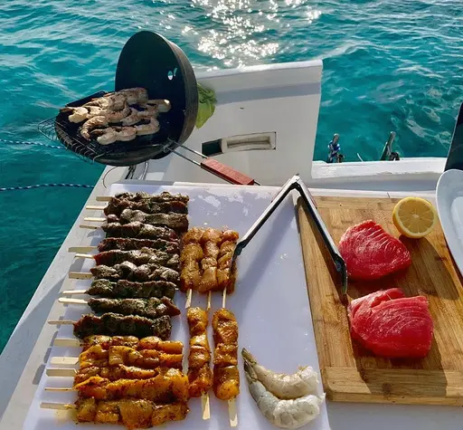 Exclusive-Boat-Aruba-VIP-Catering
