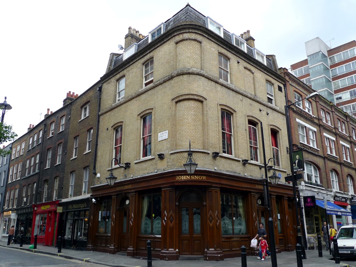 1. kép: A John Snow nevű kocsma London Soho negyedében a Broadwick (korábban: Broad) és a Lexington (korábban: Cambridge) utca sarkán. Itt volt 1854-ben egy hatalmas kolera kitörés 616 áldozattal. A járványt tanulmányozva, az orvos John Snow rájött, hogy a vízen keresztül terjed a betegség. Éppen azon a sarkon, ahol a kocsma áll, ott volt előtte a kolerával fertőzött kút (amit utána megszüntettek), ahonnan az ivóvizet nyerték a lakosok. A kocsmában mindenki csak sört ivott, ezért nem lett senki beteg. Sam Smith kocsmáját a kiváló orvos tiszteletére később átnevezték.