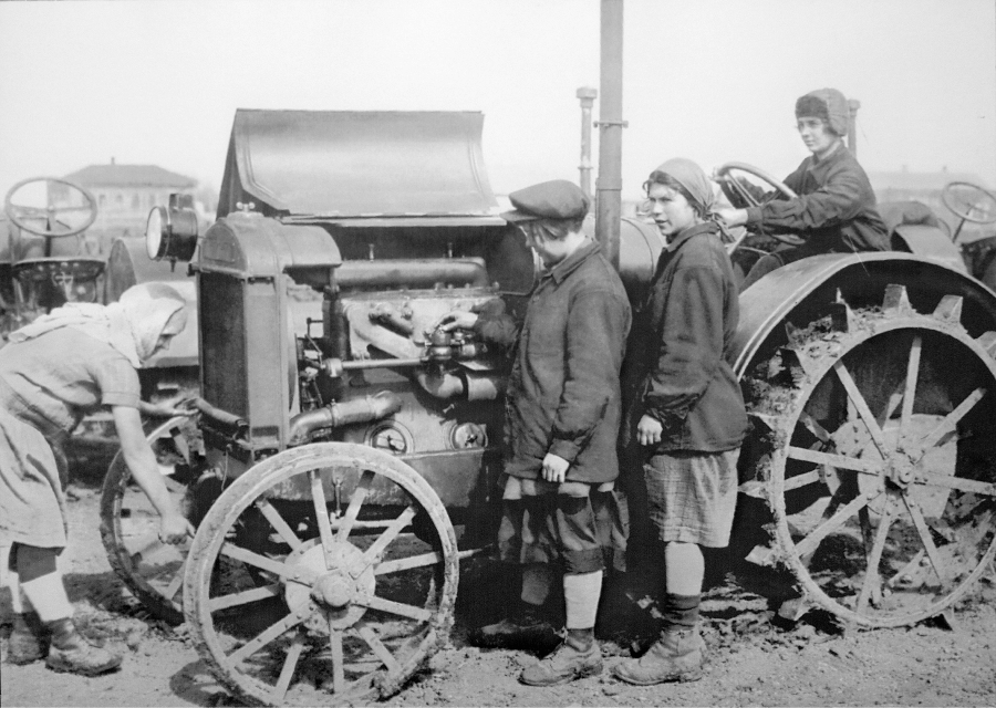 Женщины-трактористки у трактора «Интернационал», 1929. Фото: Государственный музей политической истории России