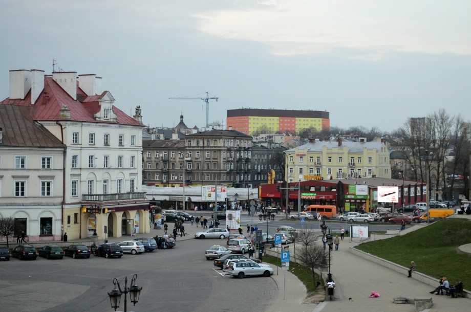 Decyzje o przemalowaniu Centrum Onkologii podjęła jego szefowa profesor medycyny Elżbieta Starosławska. Budynek niszczy krajobraz starówki Lublina do dzisiaj.