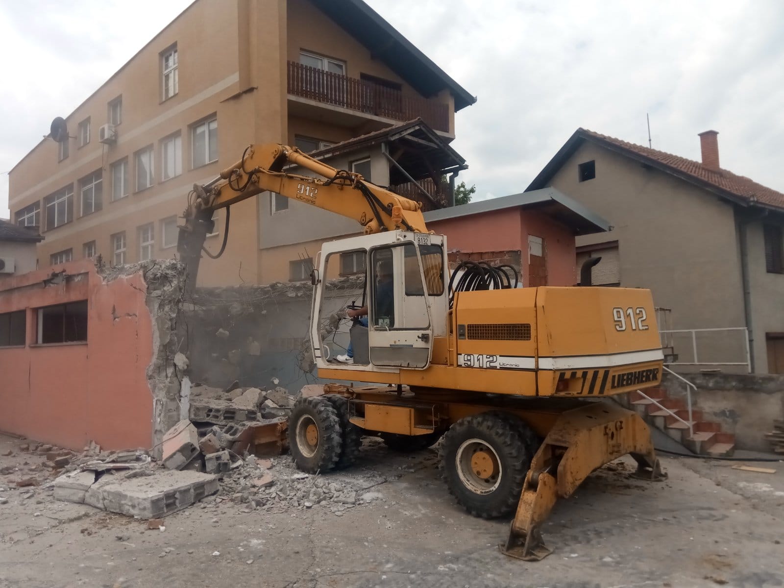 Zemljani radovi Smederevo, Rušenje dodtrajale kuće Smederevo, AlexSD, AlexSmederevo