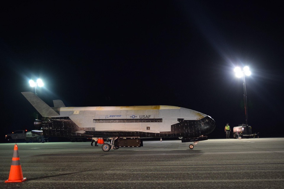 Imaginea 1: Naveta spațială militară X-37B, construită de Boeing pentru US Air Force (USAF), revenită la sol duminică, 27 octombrie 2019, după aproape 780 de zile petrecute pe orbită, în cadrul misiunii OTV-5. Este probabil același vehicul folosit și în misiunea precedentă OTV-4 (Sursă foto: USAF)