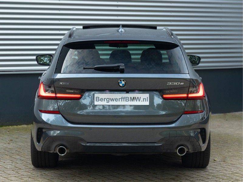 BMW 3 Serie Touring 330e xDrive M-Sport - Panorama - Active Cruise - Harman Kardon - Camera afbeelding 6