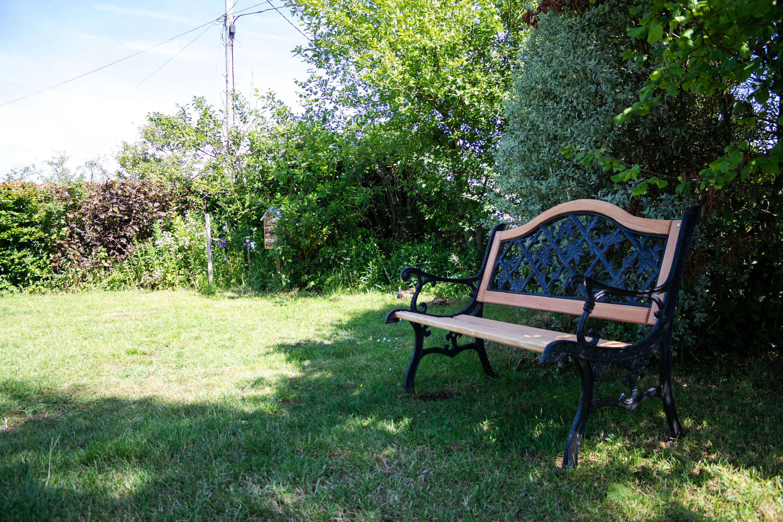 Photo of the bench in the garden of the Dorset chalet