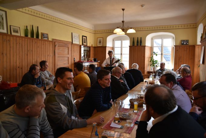 Bernhard Kohlhepp gibt seinen Jahresrückblick bei der Kassenablage im Weinhaus Zorn zum Besten. Es wurden die Briefe der ehemaligen Lengfurter verlesen, die es nicht zum Fest geschafft haben. Mit der Kassenablage wir das Fest 2017 beschlossen