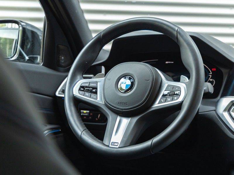 BMW 3 Serie Touring 330e xDrive M-Sport - Panorama - Harman Kardon - Active Cruise afbeelding 19