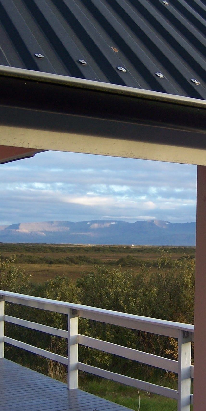 Blick von der Terrasse des Ferienhauses in die Weite der isländischen Landschaft