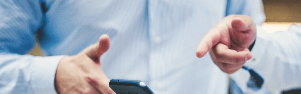 Smartphone mit App Zwei Männer zeigen auf Smartphone