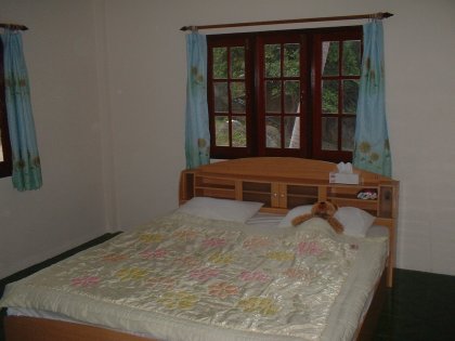 Sehen Sie das geräumige Bett, das geradezu auf Belegung wartet sowie die verschiedenen Fenster die nach draußen führen. Ein kleiner Schrank lädt zum Verweilen ein.
Und nun noch eine Außenansicht des Komplexes:
Beachten Sie bitte das erfahren platzierte Moped, es zieht sich wie ein roter Faden durch die schreiBBloga.de!
Vielen Dank für Ihren Besuch und kommen Sie bloß nicht wieder. Es sei denn, Sie bringen ein Geschenk mit. Danke.
