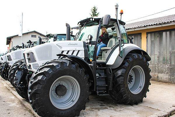 Fotos von einem sehr großen Traktor mit einer Frau am Steuer