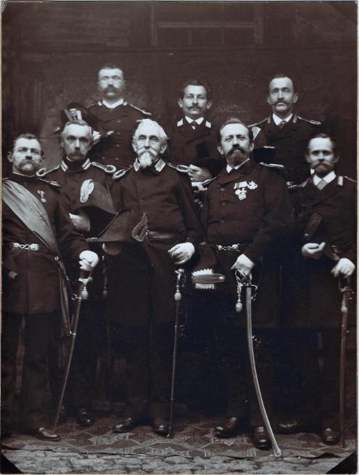 Eines der ältesten Fotos der Offiziere: Hinten v.l.n.r.: Wohlfart, Michael Hock, Dill, vorne v.l.n.r.: Fähnrich Martin Fech, Hildner, Hauptmann Berberich, Fires, Michael Scheer