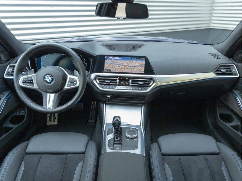 BMW 3 Serie Touring 330e xDrive M-Sport - Panorama - Active Cruise - Harman Kardon - Camera afbeelding 13