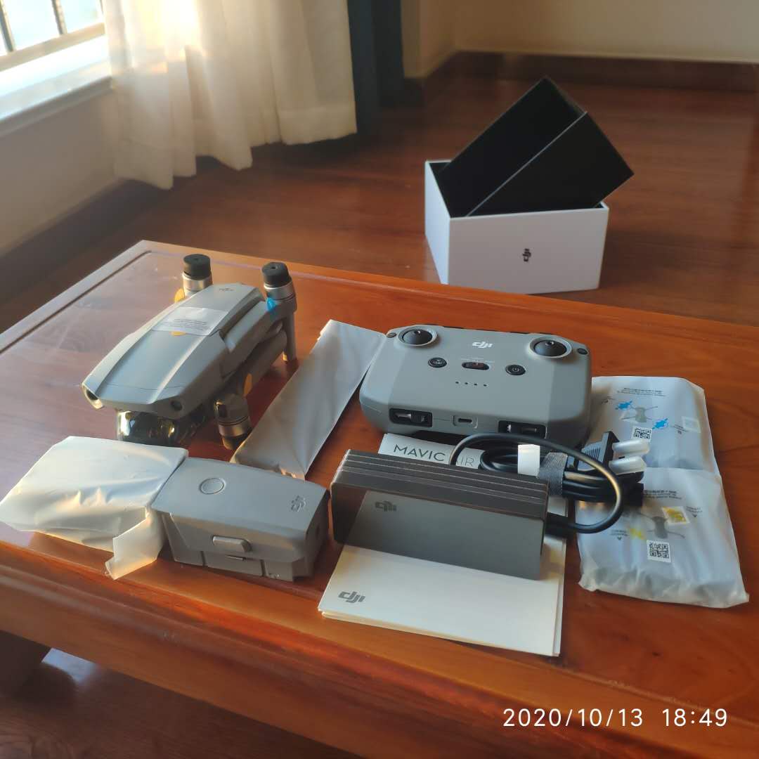 在洒满阳光的屋子中拆箱无人机