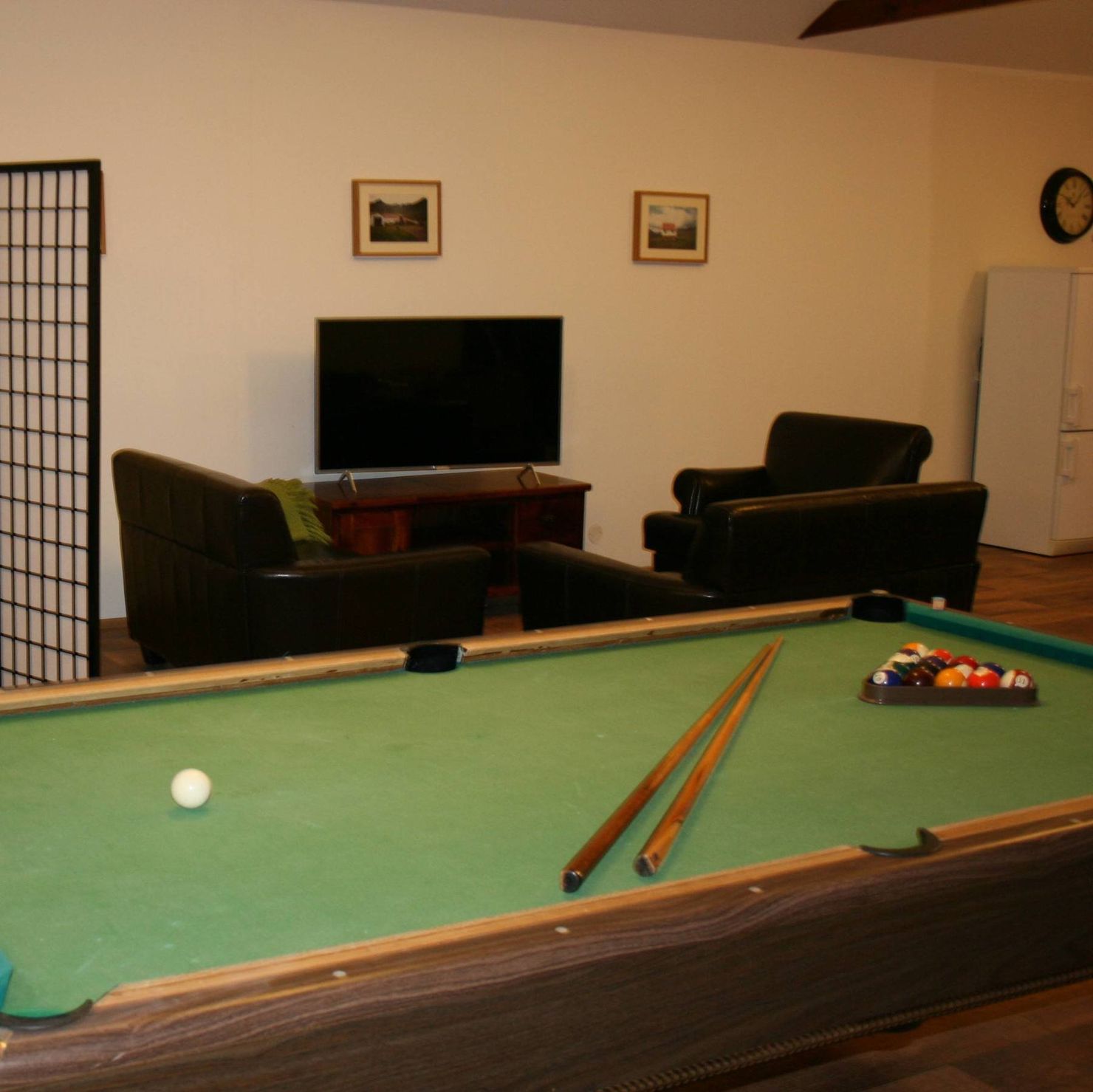 Der Billiard-Tisch lädt zum Spielen für die ganze Familie besonders bei schlechtem Wetter ein
