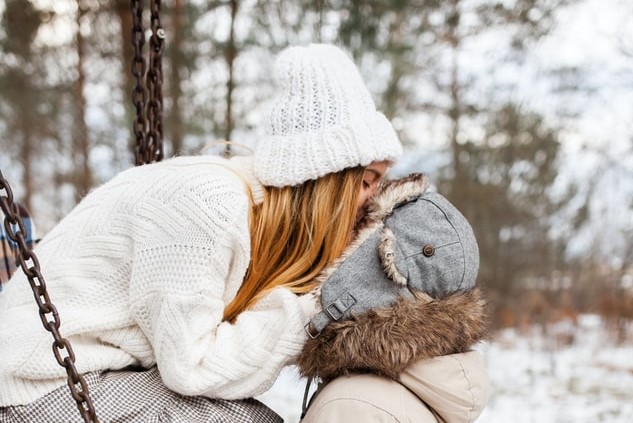 Całująca się para w czapkach zimą