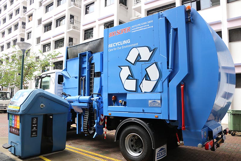 Recycling truck side loader