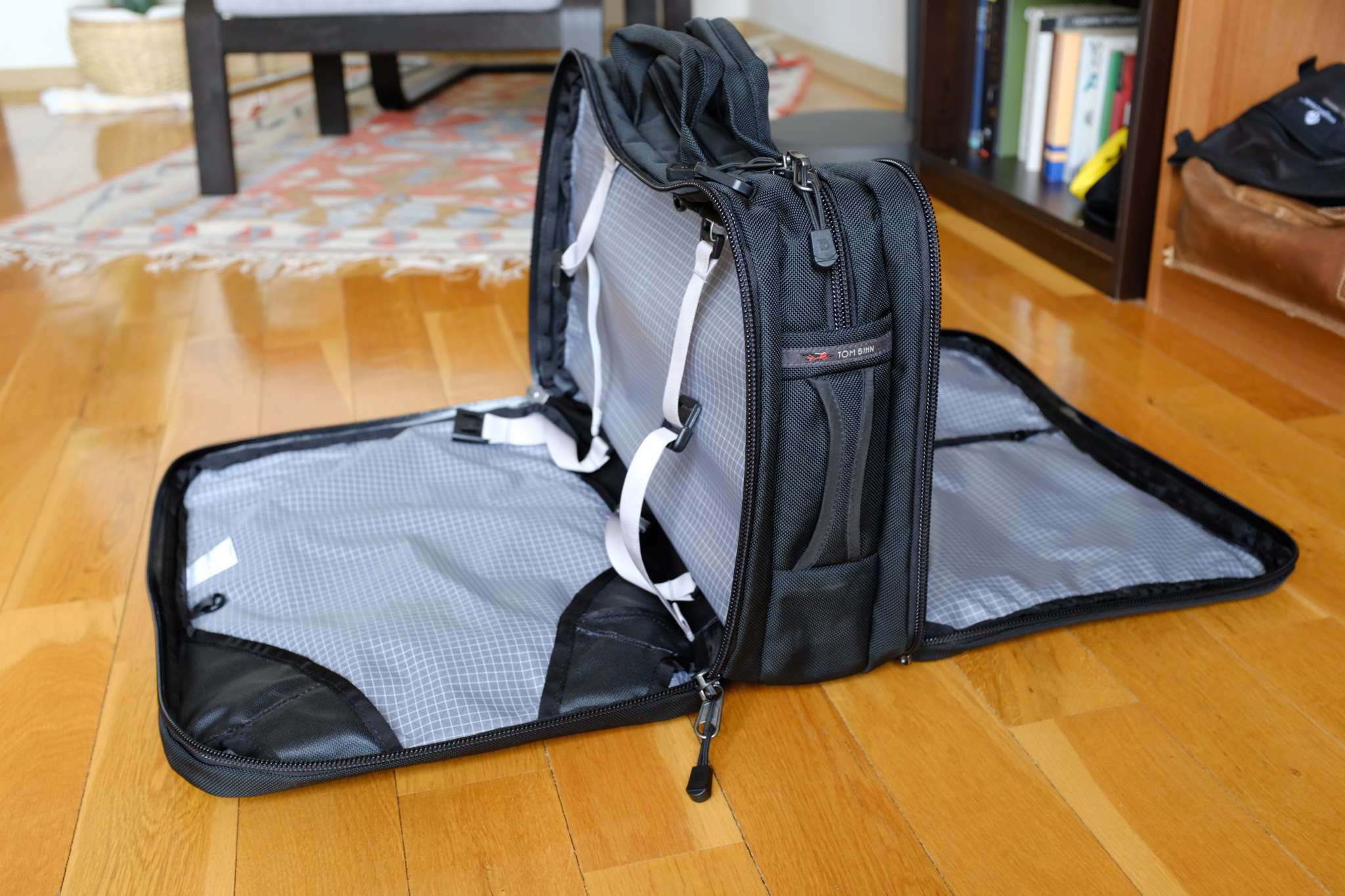 The front and back compartment can be laid out like a suitcase