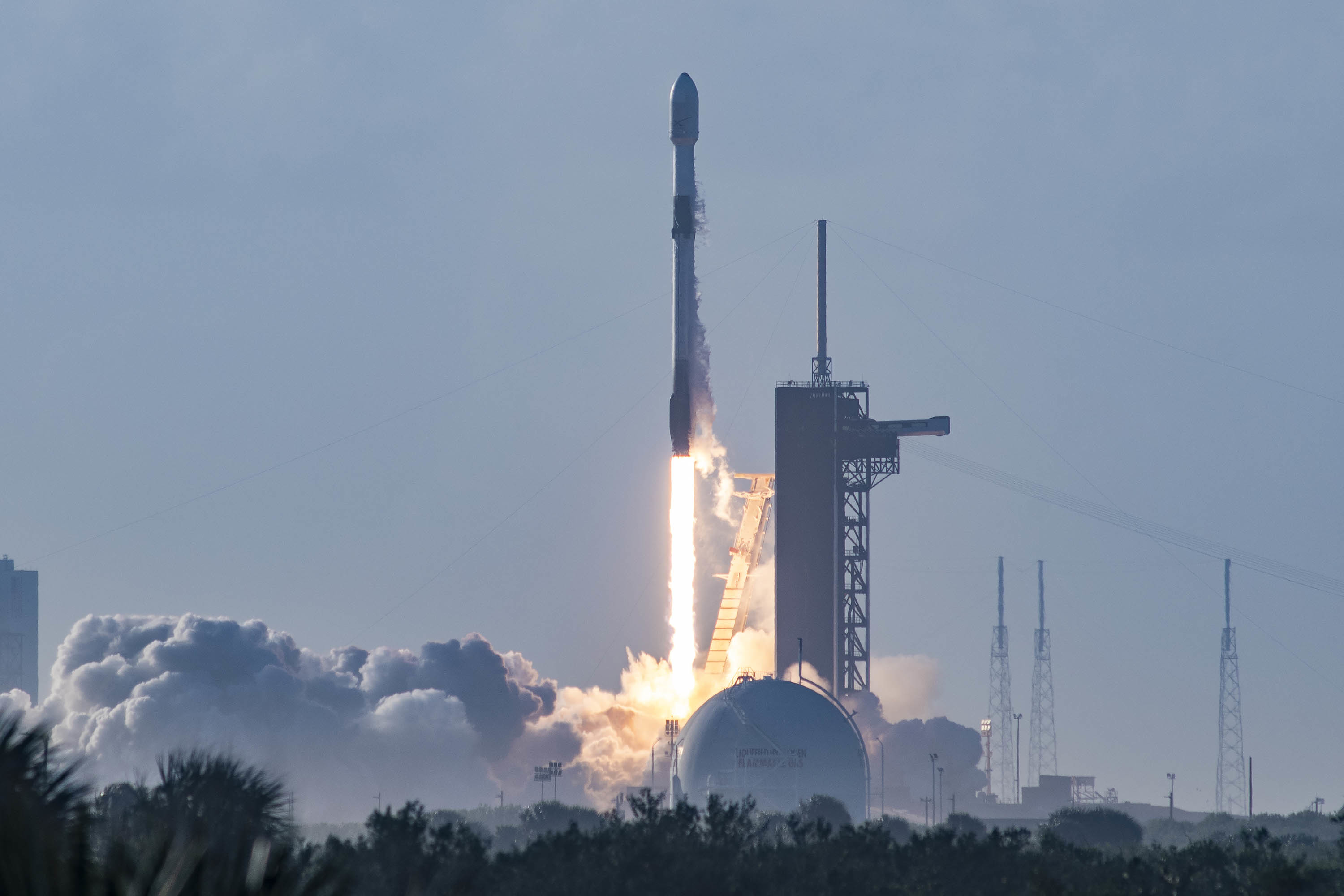 Imaginea 1: Cea de-a 100-a lansare reușită a companiei SpaceX, o rachetă Falcon 9 care a urcat pe orbită un nou set de 60 de sateliți Starlink (sursa foto: SpaceX).