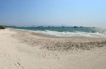 Vista da areia da praia com mar ao fundo