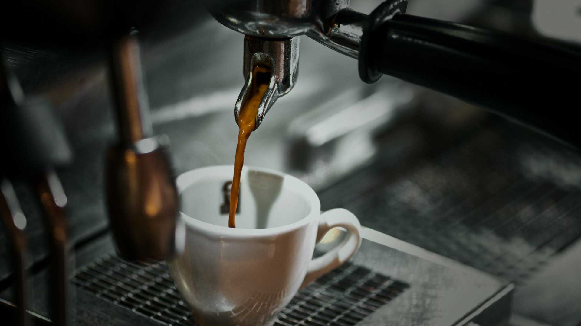 Espresso-Bezug aus dem Siebträger in eine Coffee Fellows Tasse