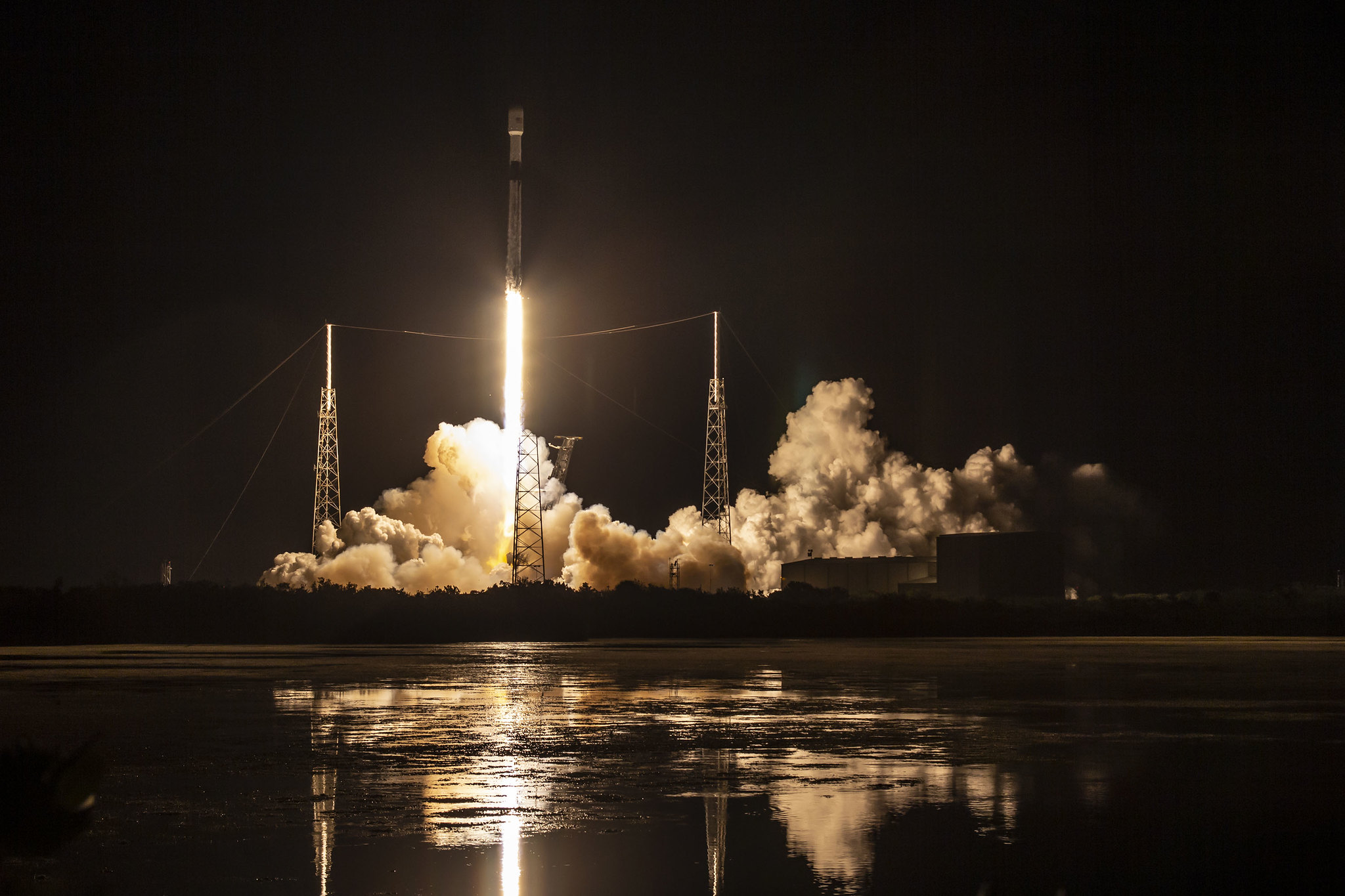 Imaginea 1: Lansarea celui de-a treilea set de sateliți Starlink de către o rachetă Falcon 9 a cărei treaptă primară a fost folosită pentru a patra oară și recuperată din nou pe barja OCISLY (Sursa foto: SpaceX)