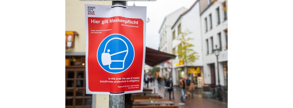 Maskenpflicht-Schild in der Innenstadt.