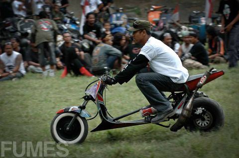 Fumes - Art, Photography, Ideas - 100604 ALEJANDRO PLESCH INDO VESPA 12