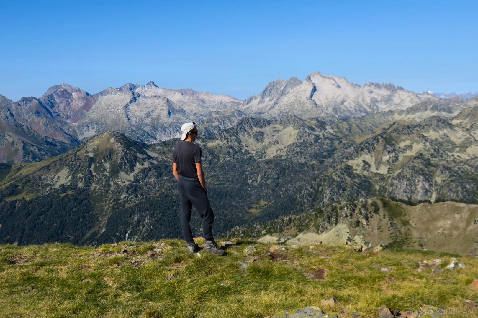 Photo d'Estéban de dos face aux montagnes des Pyrénées