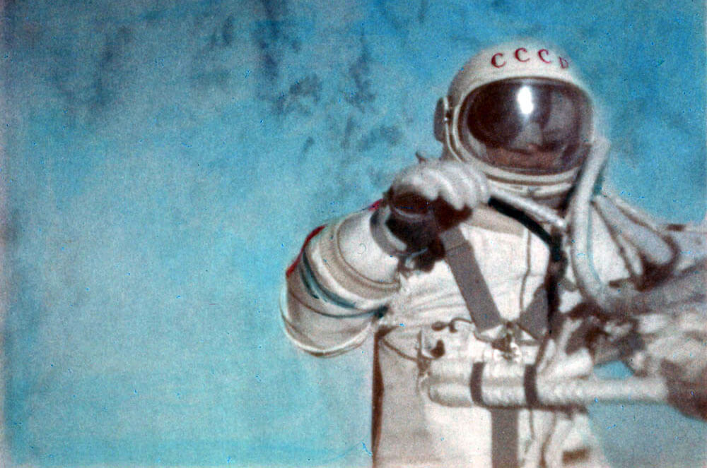 Imaginea 1: Alexei Leonov în timpul primei activități extravehiculare din istorie, în 18 martie 1965 (Sursa foto: Roscosmos)
