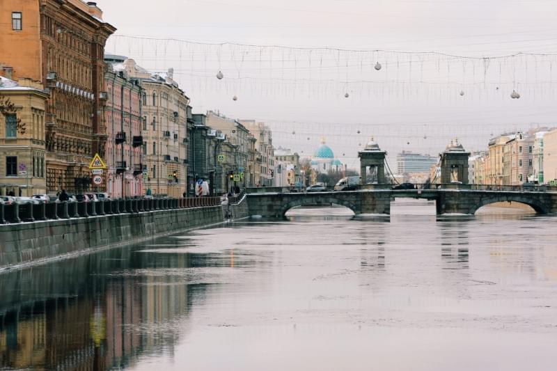 Город на Неве соединил влюбленных. Фото: Michael Parulava / Unsplash