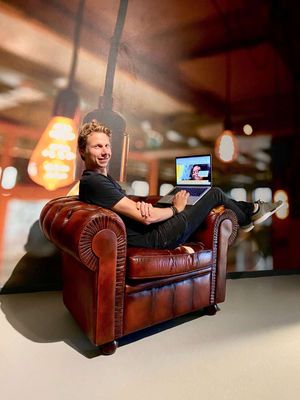 Diederik hangt in een Chesterfield stoel