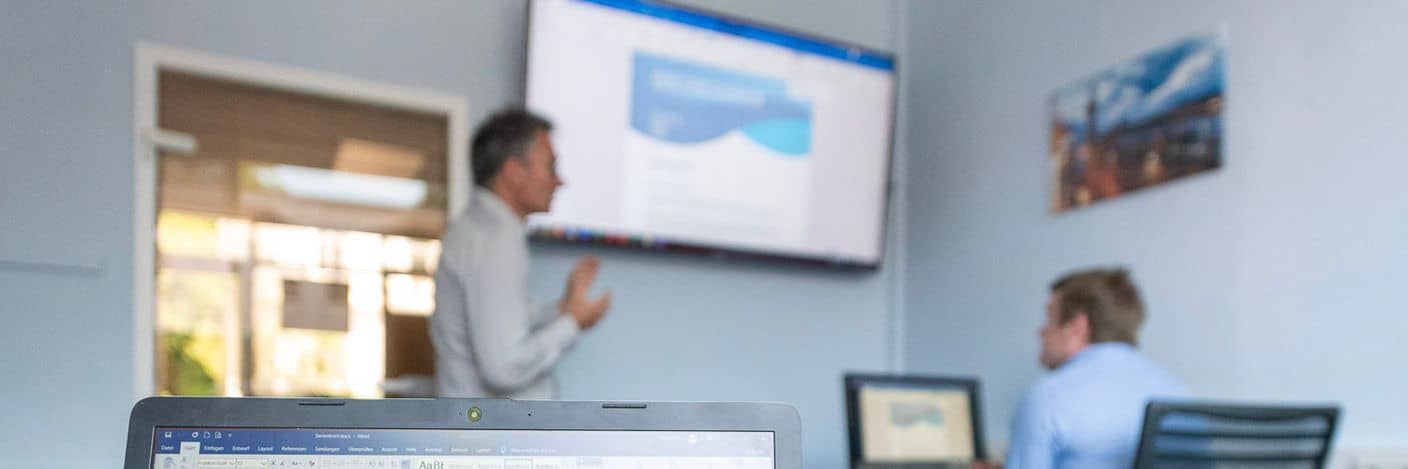 Trainer in unserem Schulungsraum in Hamburg während einer MS-Office-Schulung Trainer in unserem Schulungsraum in Hamburg während einer MS-Office-Schulung
