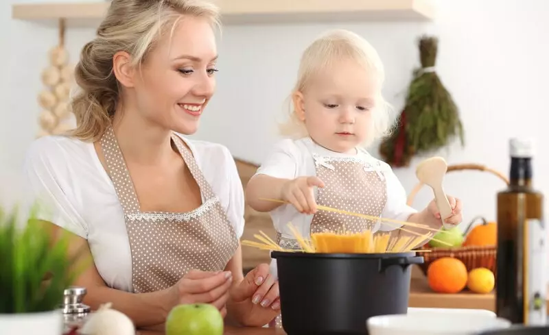 majka i dete kuvaju