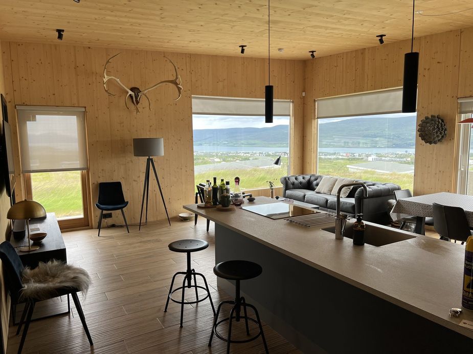 Wohn-Küchenbereich mit Fenstern aus Aussicht