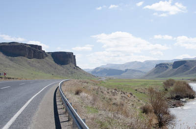 Weiter unten geht es wieder durch schöne Canyons