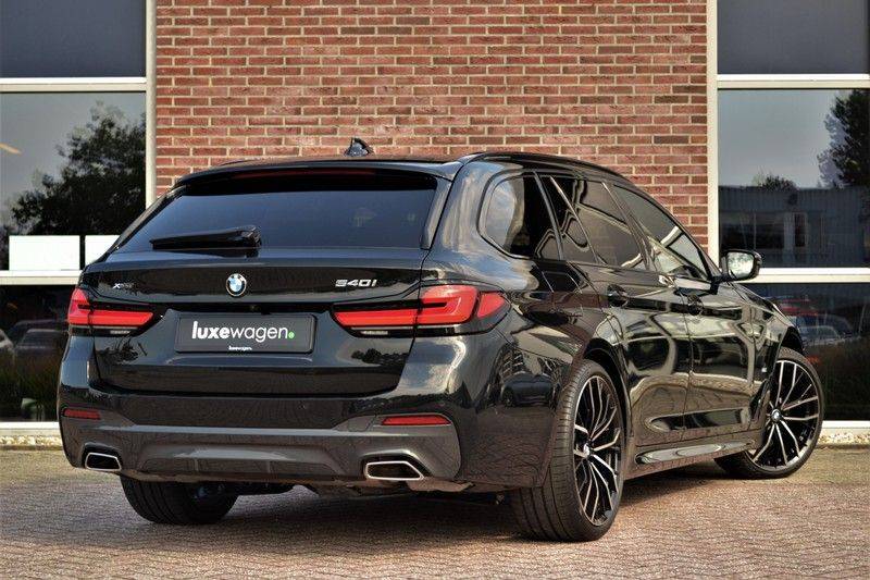 BMW 5 Serie Touring 540i xDrive 333pk M-Sport Pano Laser Comfort LiveCp DA+ HUD 20inch afbeelding 2