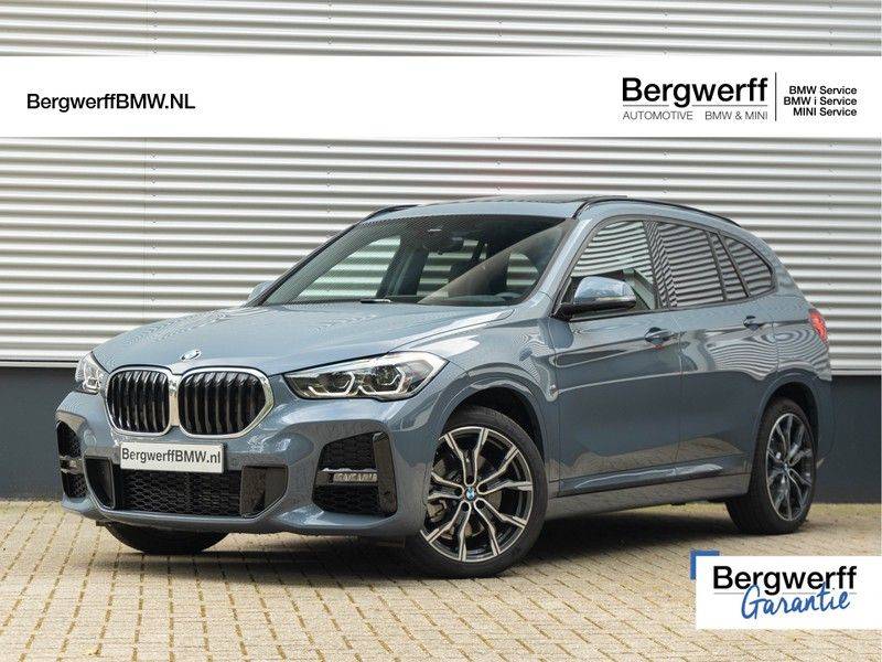 BMW X1 xDrive20i High Executive - Memoryzetel - Panorama - Trekhaak - Harman Kardon afbeelding 1