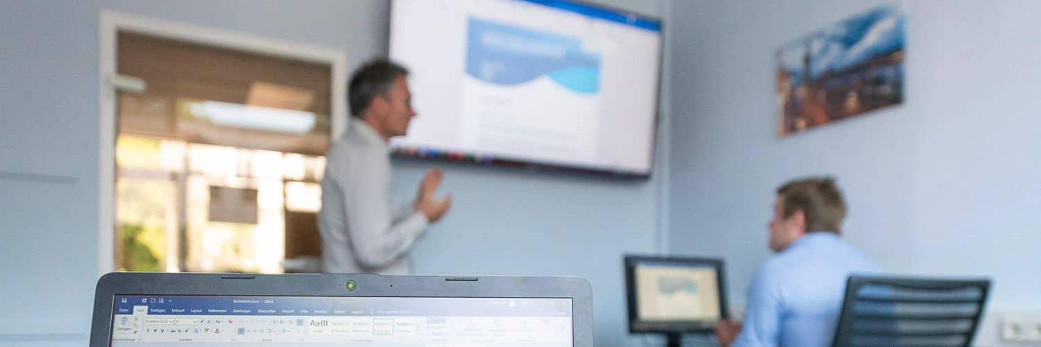 Trainer in unserem Schulungsraum in Hamburg während einer MS-Office-Schulung Trainer in unserem Schulungsraum in Hamburg während einer MS-Office-Schulung