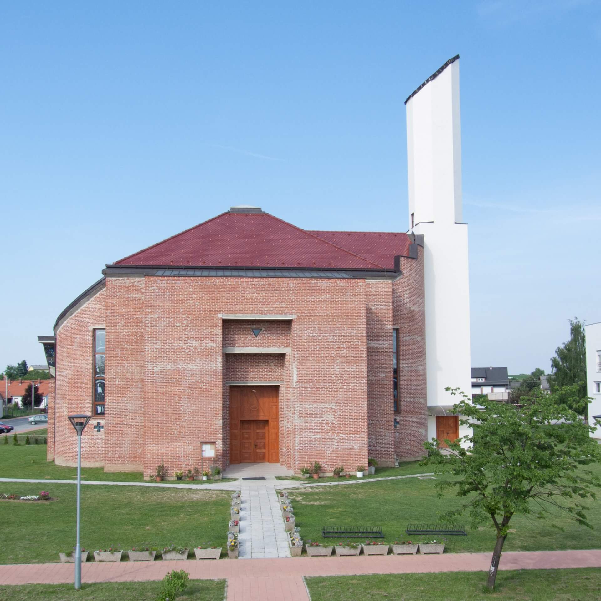 Župna crkva prije postavljanja fasade i tornja (2008.)