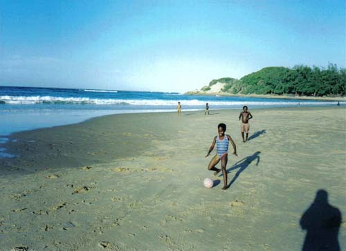 Tofo beach children 1