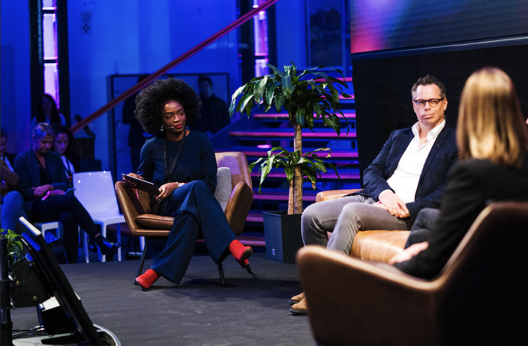 Julie sitting together with Silvia Fischer (FREENOW) and Anders Wall (Green Mobility) moderating the guests on stage of the Wunder Mobility Summit 2021.