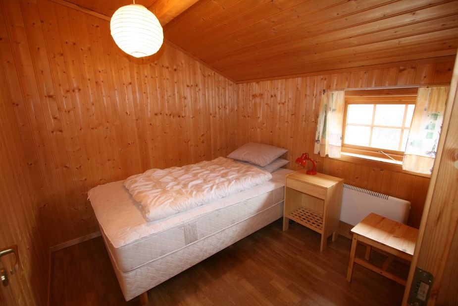 Schlafzimmer mit Einzelbett und Fenster