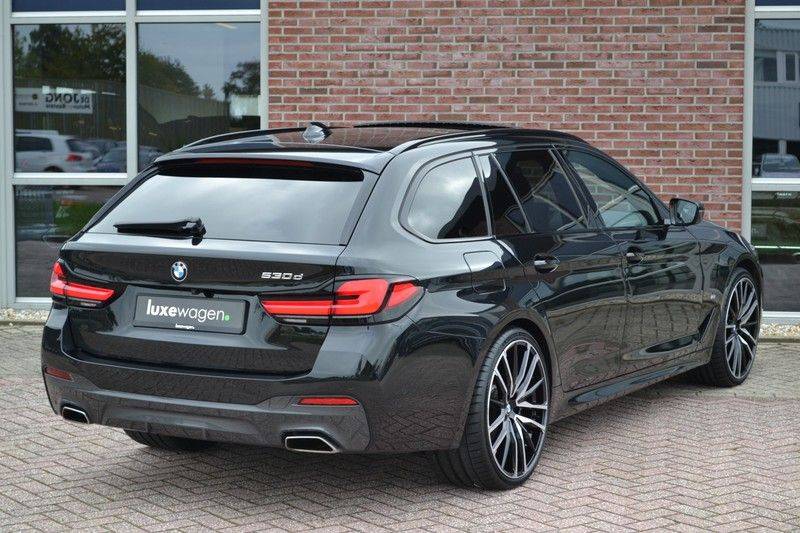 BMW 5 Serie Touring 530d 286pk M-Sport Pano DA+ PA+ Laser 21" Adp-drive HUD afbeelding 17