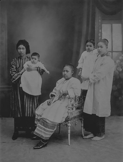 Malay women and infants, 1910