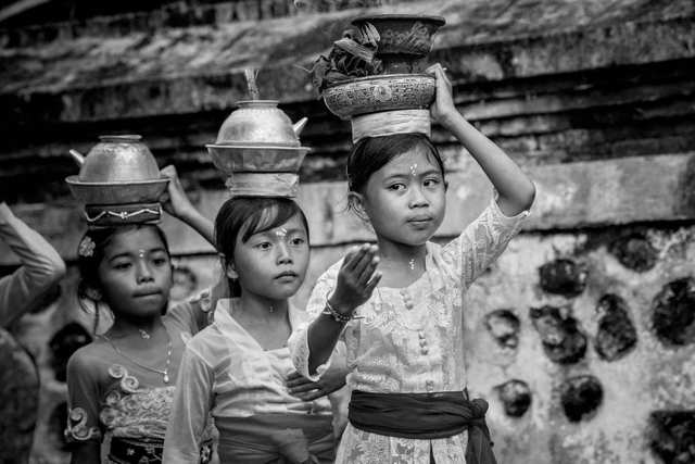 women-flowers-and-dances photo by Rokma
